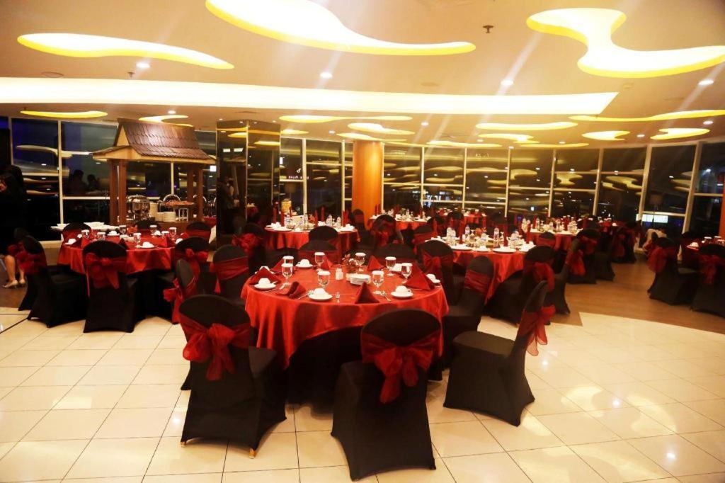Golden Tulip Galaxy Hotel Banjarmasin Банджармасин Экстерьер фото