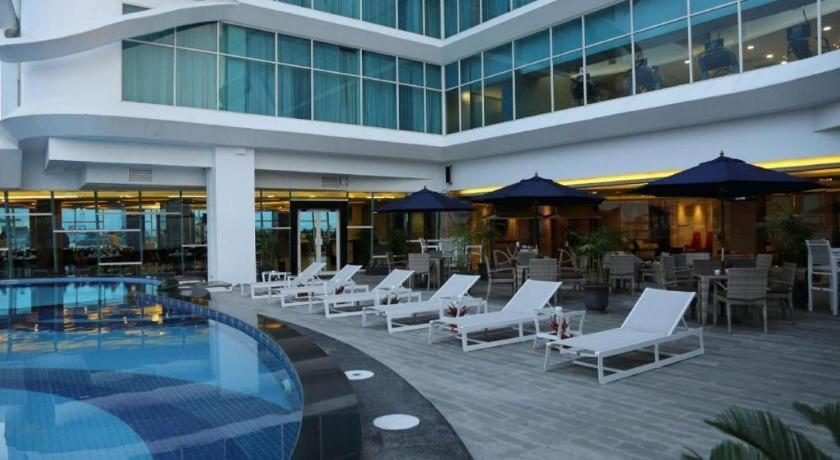 Golden Tulip Galaxy Hotel Banjarmasin Банджармасин Экстерьер фото