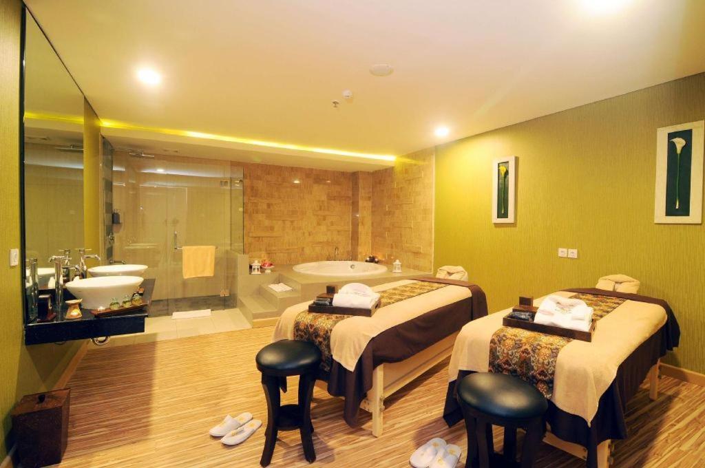 Golden Tulip Galaxy Hotel Banjarmasin Банджармасин Экстерьер фото